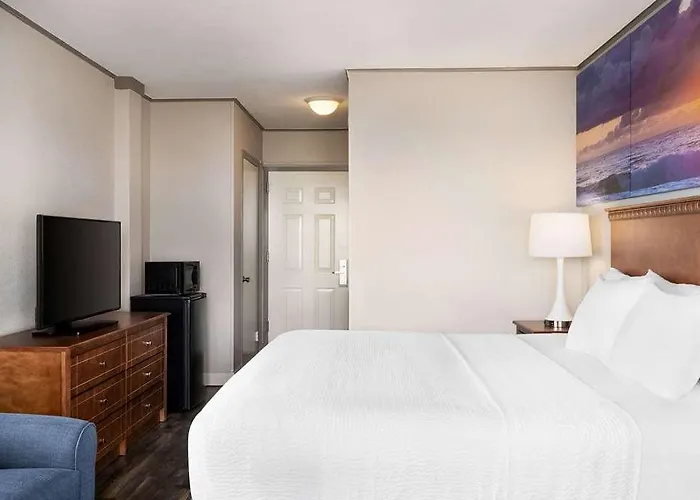 Days By Wyndham Ocean Oceanfront 3*